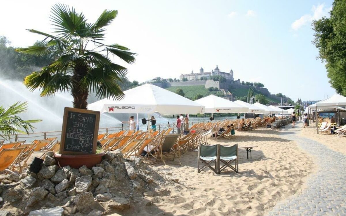 Der Stadtstrand in Würzburg im Hintergrund die Festung Marienberg Der Stadtstrand in Würzburg im Hintergrund die Festung Marienberg